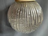 une lampe suspendue au plafond