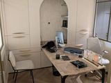 une photo d'un bureau à domicile avec un bureau et une chaise