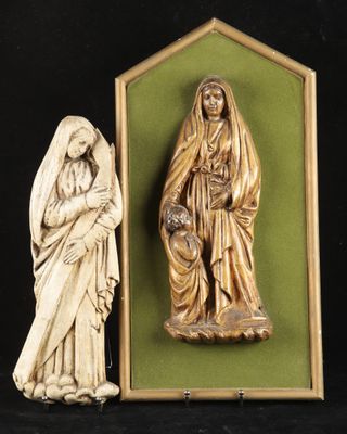 une image représentant une statue d'une femme tenant un bébé dans ses bras et une statue d'un homme tenant un enfant dans ses bras