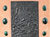une image représentant une photo d'une plaque ornée de pierres vertes