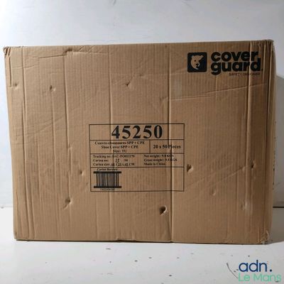 une boîte en carton posée sur une table
