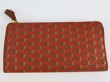 une photo d'un sac à main rouge et marron muni d'une poignée marron