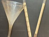 paire d'entonnoirs en verre à l'ancienne, munis d'un manche en bois