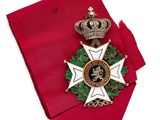 une image représentant une cravate rouge surmontée d'une couronne
