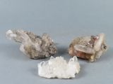deux morceaux de quartz sur une surface grise