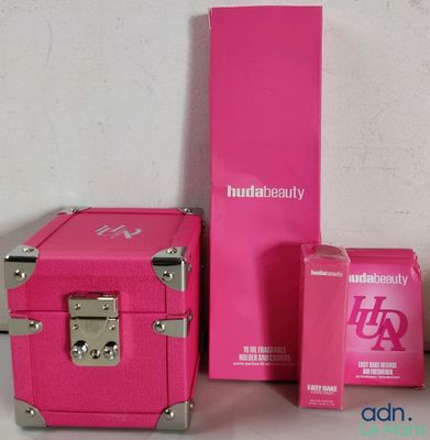 une boîte rose et une boîte rose posées sur une table blanche