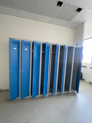 une pièce où se trouvent plusieurs casiers bleus