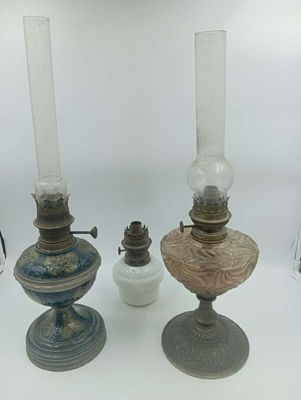 beaucoup de vieilles lampes posées sur une table