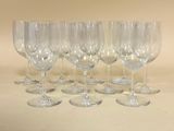 six verres à vin vides alignés sur une table