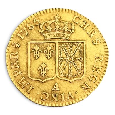 Gros plan sur une pièce d'or ornée d'une couronne