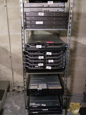 un rack contenant de nombreux types d'ordinateurs différents