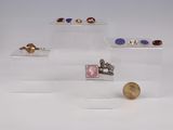 trois vitrines en acrylique transparent contenant divers bijoux