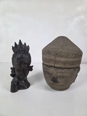 une petite boîte et une petite figurine posées l'une à côté de l'autre