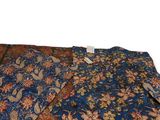 plusieurs morceaux de tissu sont disposés sur une surface blanche