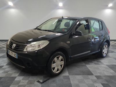 la photo d'une petite voiture noire garée sur un sol en damier