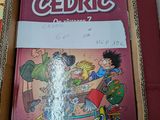 une boîte contenant une bande dessinée, posée sur une table