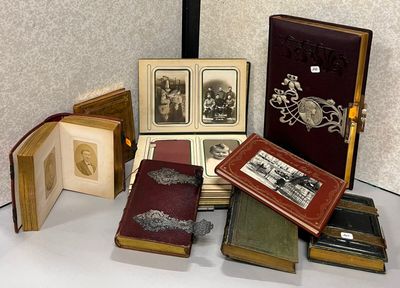 un grand nombre de livres posés sur une table