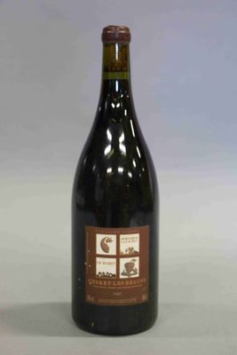 une bouteille de vin posée sur une table