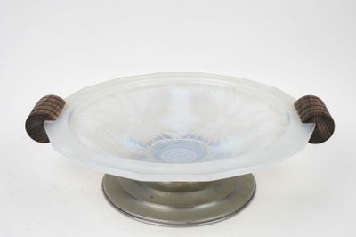 un bol en verre muni d'une poignée en bois et posé sur un socle