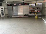 un garage avec beaucoup d'objets sur les étagères