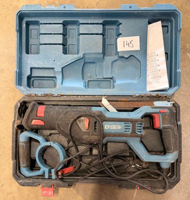 une image représentant une boîte posée par terre et contenant des outils
