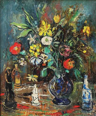 une peinture à l'huile représentant un vase de fleurs posé sur une table, à côté d'une figurine