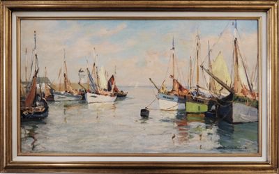 une peinture représentant une scène portuaire avec des bateaux dans l'eau
