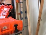 une boîte à outils rouge posée sur une palette dans une pièce