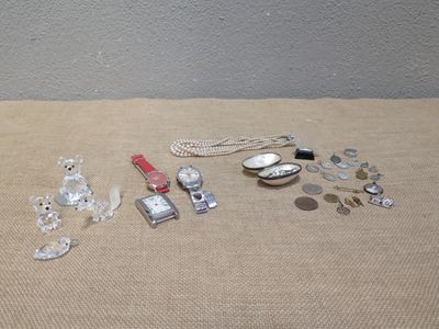une table sur laquelle se trouvent de nombreux objets différents