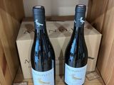 deux bouteilles de vin sur une étagère dans un magasin