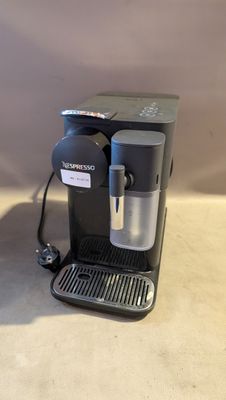 une cafetière posée sur une table