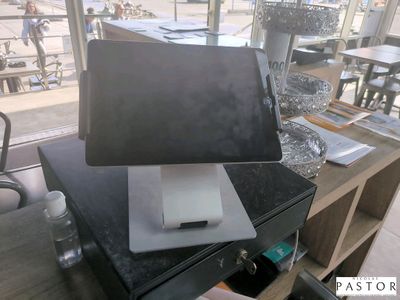 un ordinateur posé sur une table dans un restaurant