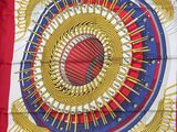 une photo d'un foulard carré orné d'un motif