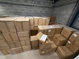 un grand nombre de cartons empilés dans une pièce