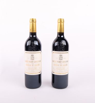 deux bouteilles de vin posées l'une à côté de l'autre sur une surface blanche