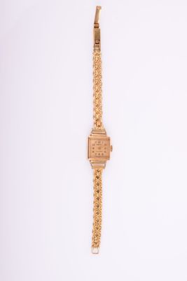 l'image d'une montre-bracelet en or entourée d'une chaîne