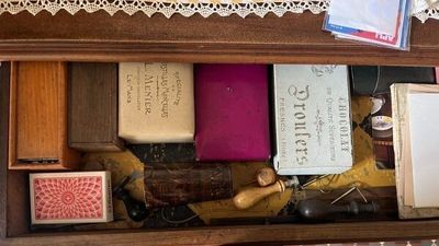 une étagère en bois sur laquelle sont posés tout un tas d'objets