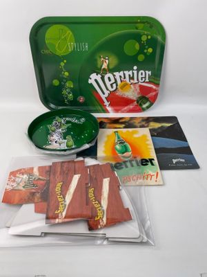une boîte verte sur laquelle est posé un plateau de nourriture