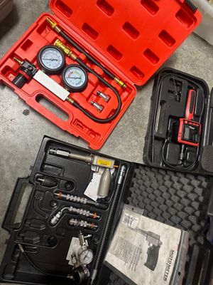 de nombreux outils dans la mallette posée sur le sol