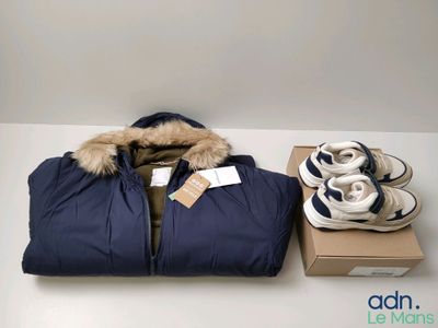 une photo représentant une paire de chaussures et un sac posés sur une table