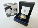 l'image d'une pièce d'or dans une boîte noire, sur laquelle figurent deux hommes en uniforme