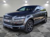 Le SUV Audi QX est garé dans une grande pièce