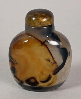 a picture of a glass bottle with a wooden lid