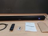 une télécommande, une télécommande et un boîtier posé sur une table