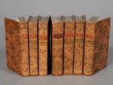 trois vieux livres sont empilés sur une table