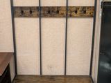 un banc en bois et un support métallique dans une pièce