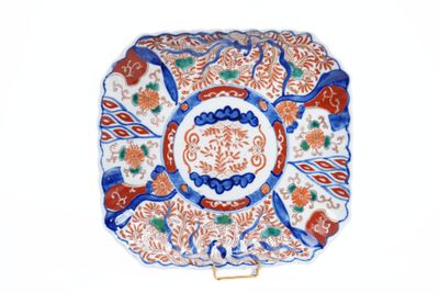 une assiette avec un dessin sur une surface blanche