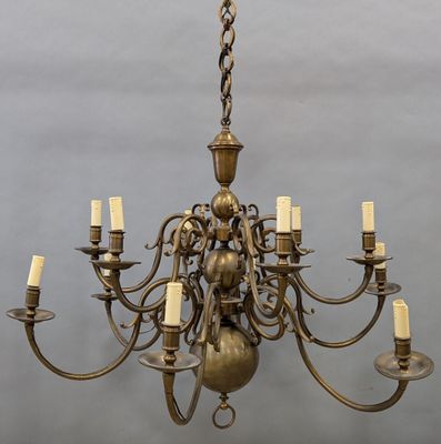 IMPORTANT LUSTRE de style hollandais en laiton à douze lumières sur de