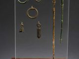 une photo d'une vitrine contenant divers objets
