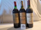 Trois bouteilles de vin sont posées sur une table, accompagnées d'une étiquette de prix